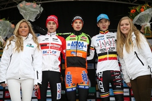 BELGIUM / MIDDELKERKE / CYCLING / WIELRENNEN / CYCLISME / CYCLOCROSS / CYCLO-CROSS / VELDRIJDEN / FINAL STAGE HANSGROHE SUPERPRESTIGE CYCLOCROSS 2015-2016 /  BEGINNERS / NIEUWELINGEN / DEBUTANTS / PODIUM / (L-R) NIELS VANDEPUTTE (BEL) Ð ENERTHERM-BKCP / VAN DEN EYNDE VINCE (BEL) / YENTE PEIRENS (BEL) - LARES-DOLTCINI /